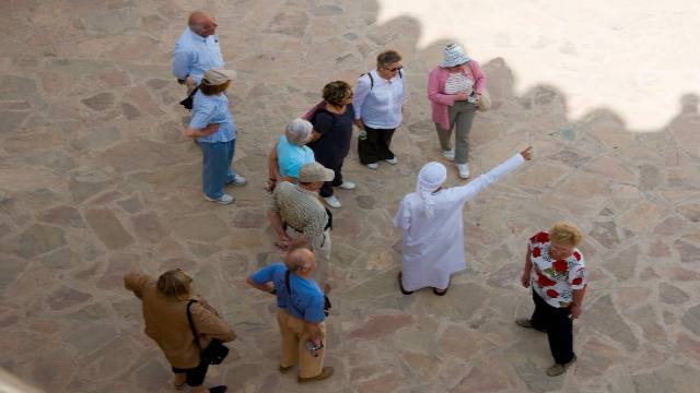 Salalah-tour-guide-guiding-the-forign-tourist