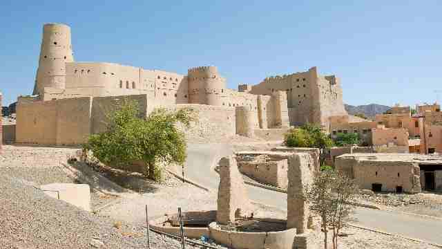 Bahla-Fort-Nizwa-Oman-Travelstoyou