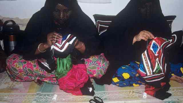 Omani-womens-in-Salalah-Making-Traditional-Local-Souvenirs-&-Handicrafts
