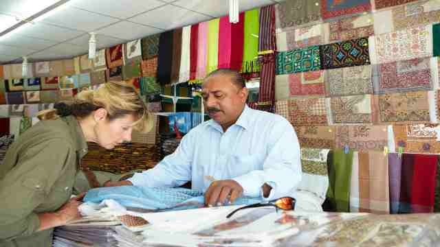 Salalah-Dhofar-Shopping-Haggling-for-Mussards-(scarves)-in-Salalah-Travelstoyou