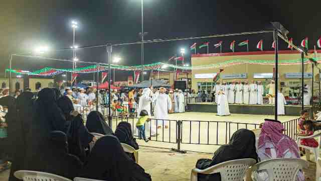Traditional-dancers-at-Salalah-Tourism-Festival-Travelstoyou