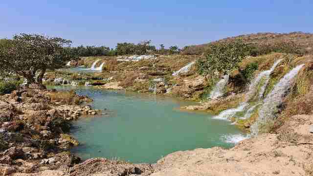 Travelstoyou-Salalah-Oman-Beautiful-Wadi-Dharbat-rock-pool-with-Waterfalls-at-the-upper-canyon
