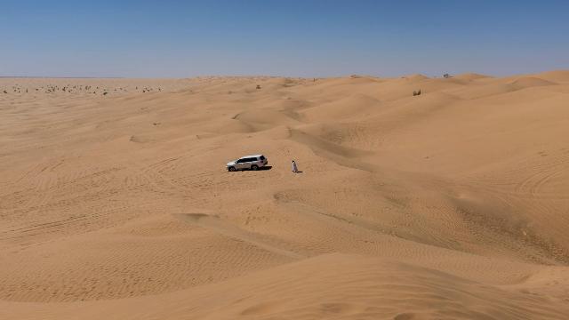 Travelstoyou-Salalah-Oman-Desert-Safari-and-dunes-of-the-Empty-Quarter-known-as-Rub'-al-Khali-near-Salalah-Oman